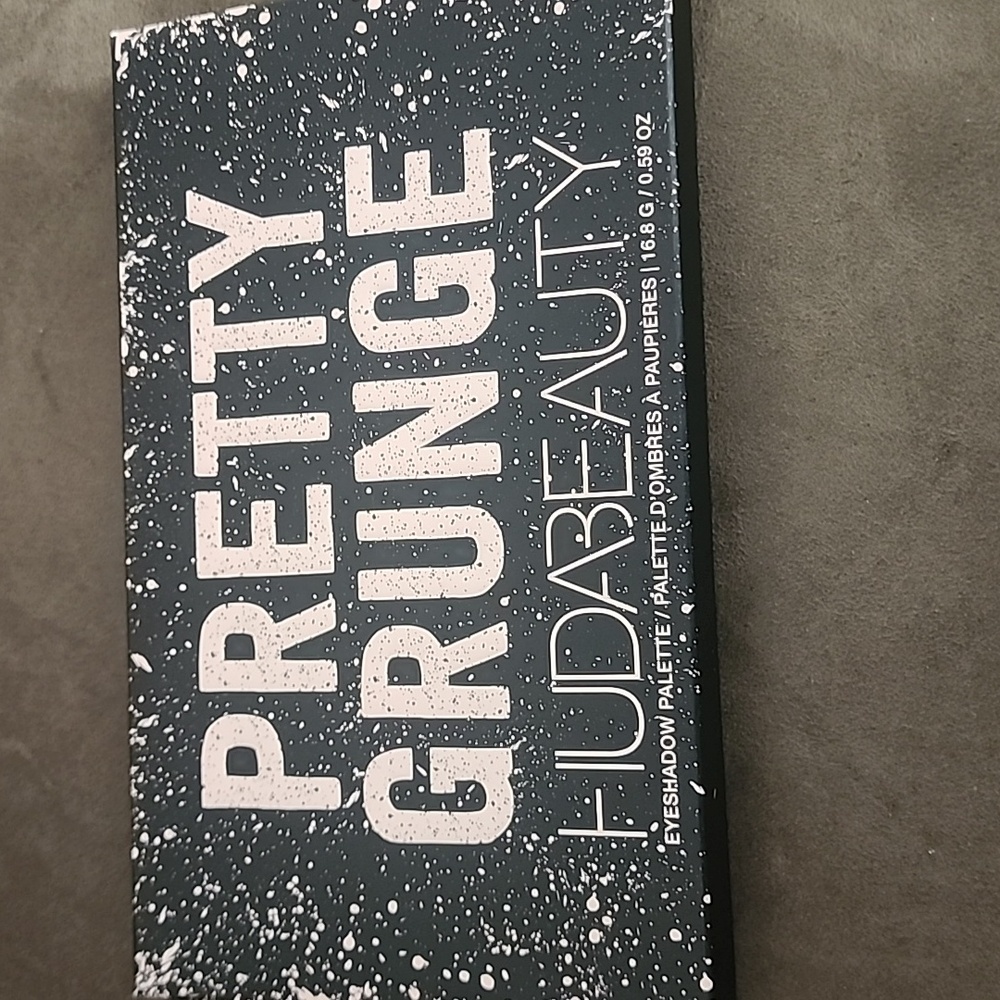NEW NEVER USED HUDA BEAUTY Pretty Grunge Palette in Black and White - Picture 4 of 5